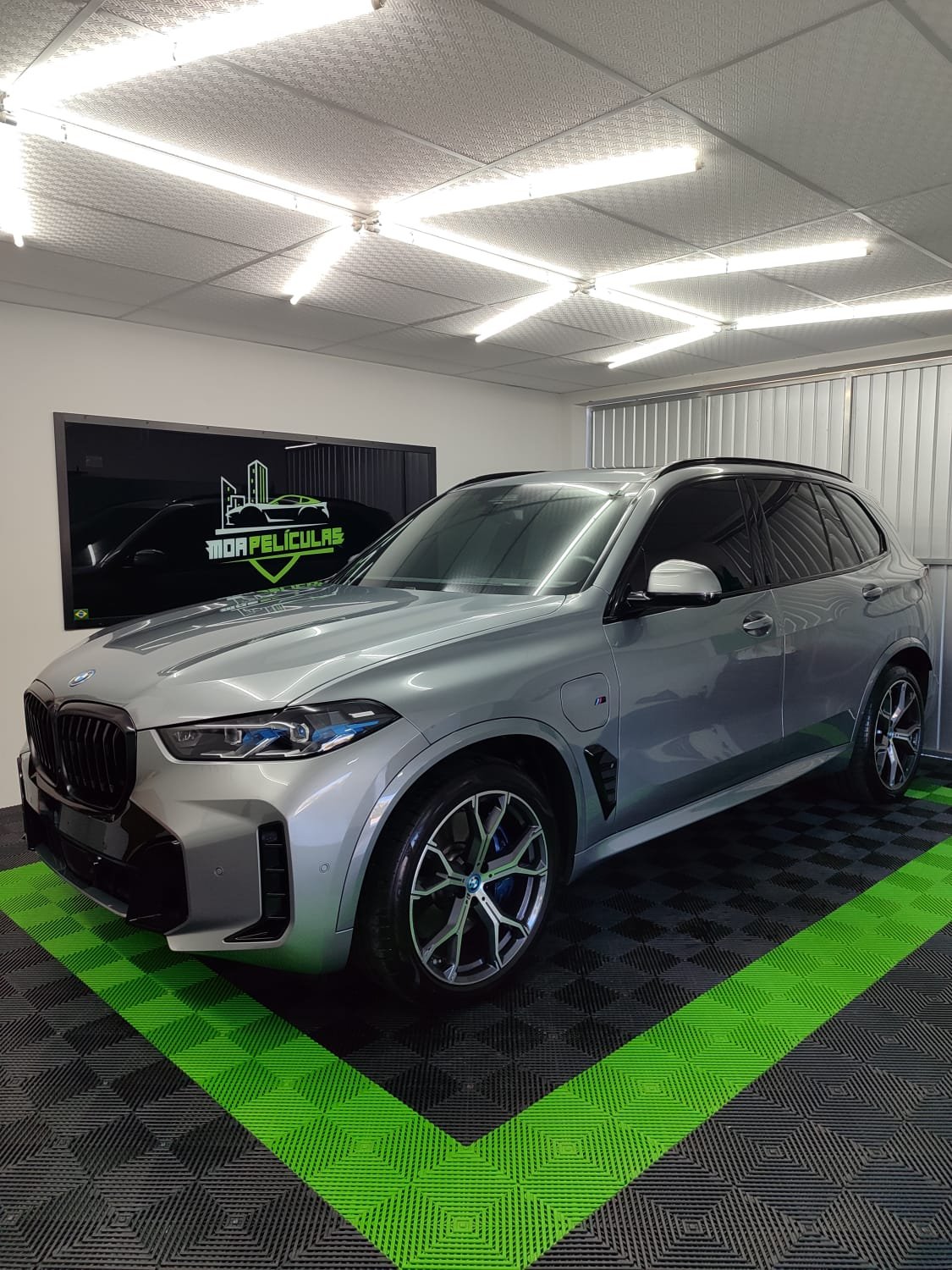 Aplicação de película automotiva em BMWC