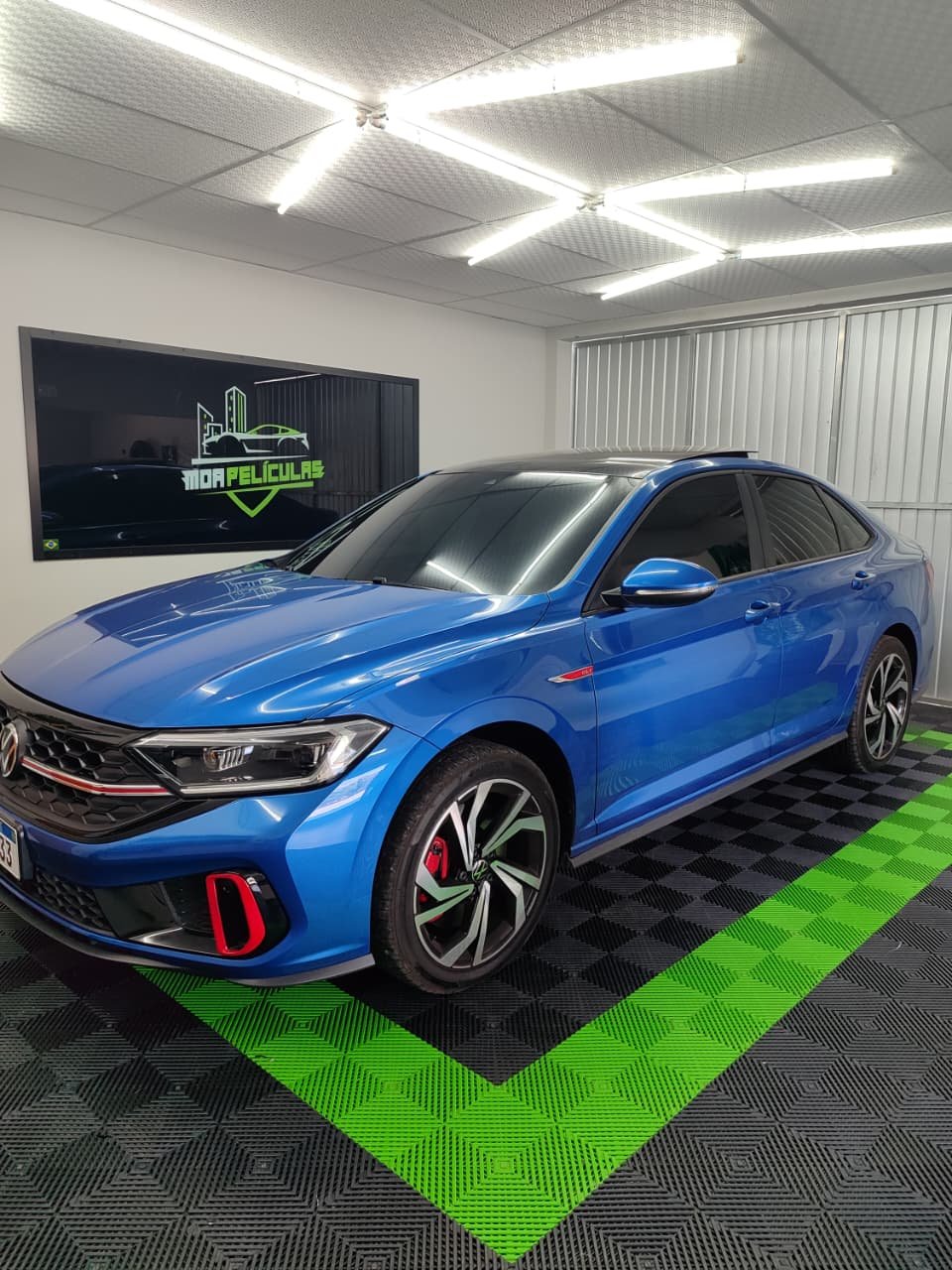 Aplicação de película automotiva em JETTA
