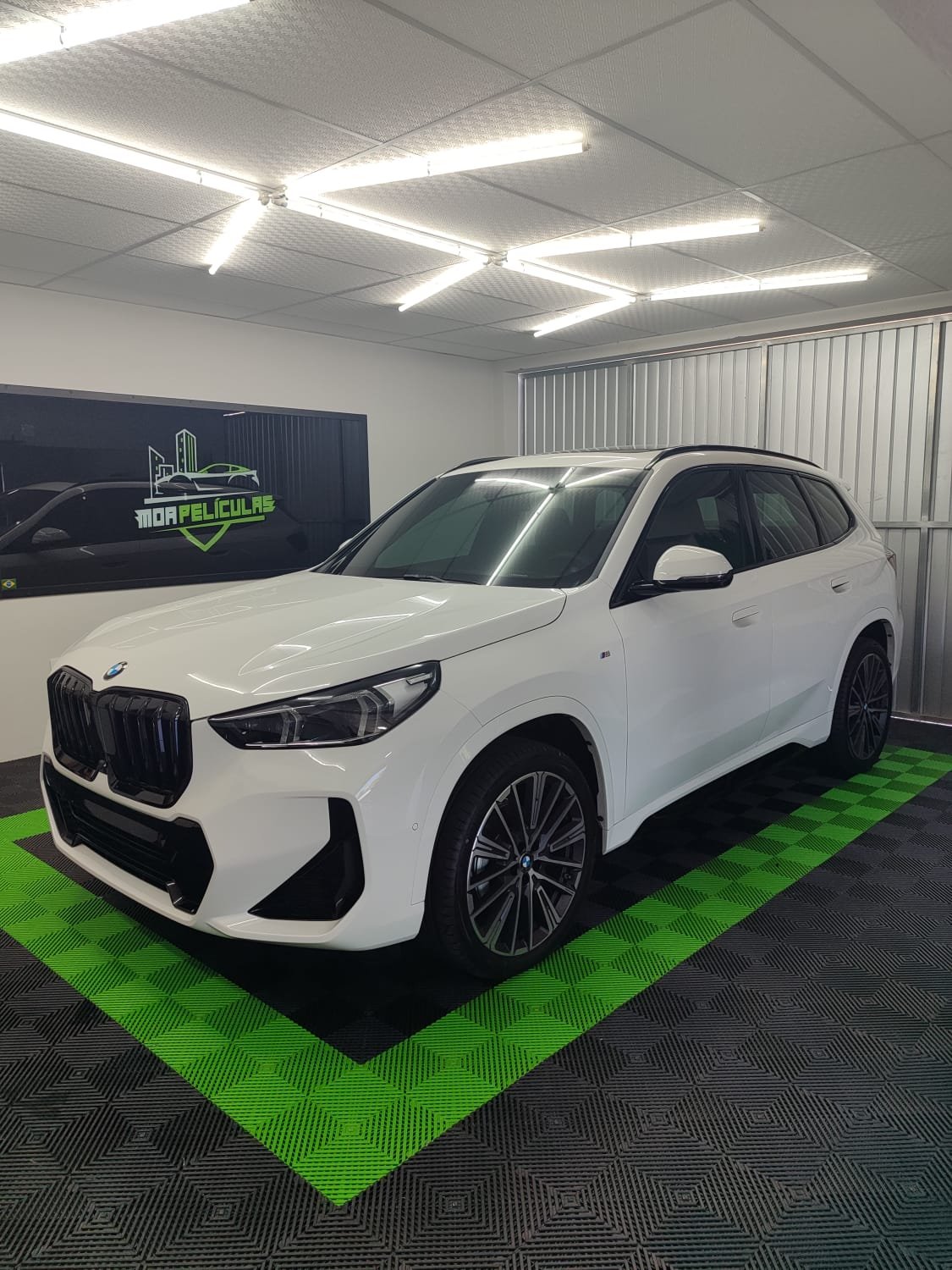 Aplicação de película automotiva em BMW