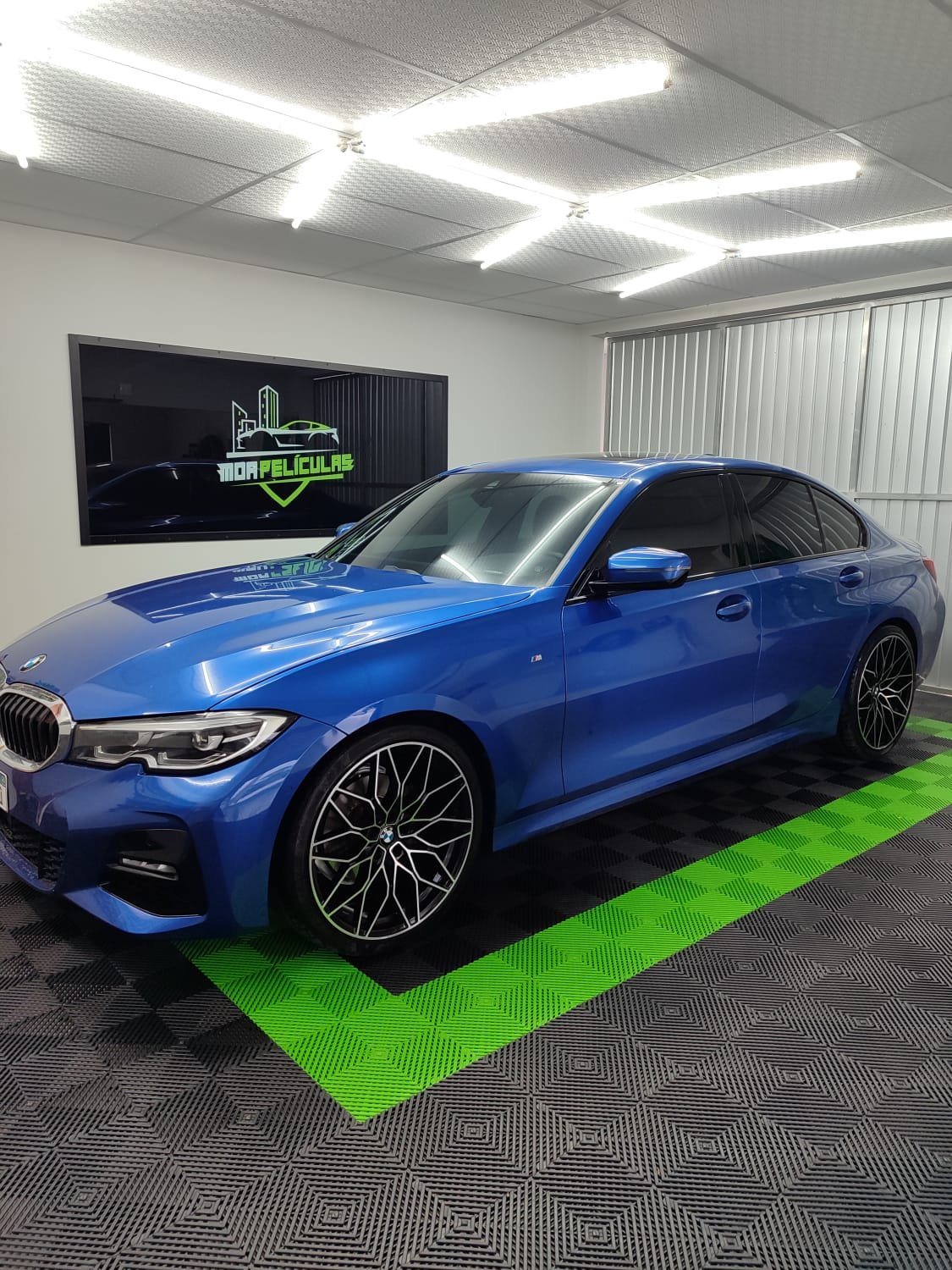 Aplicação de película automotiva em BMW3