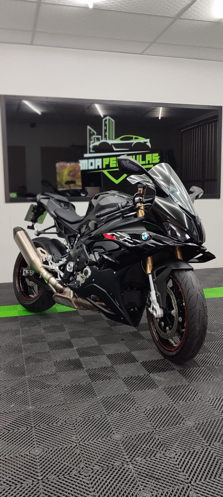 Proteção PPF instalada em moto PRETA