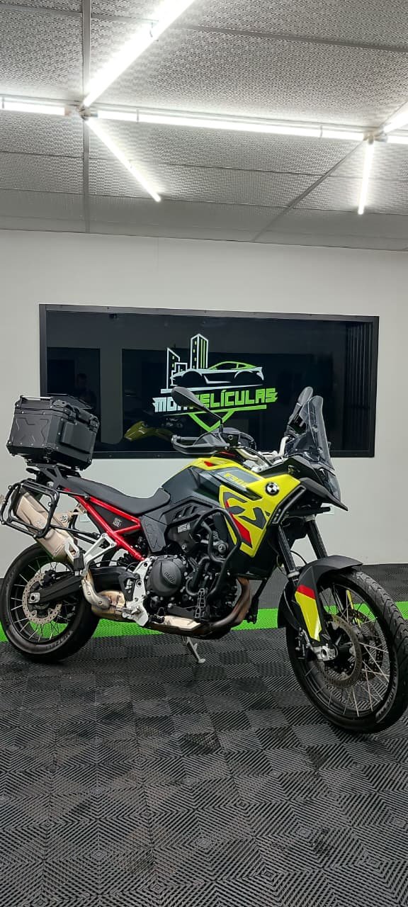 Proteção PPF instalada em moto VERDE