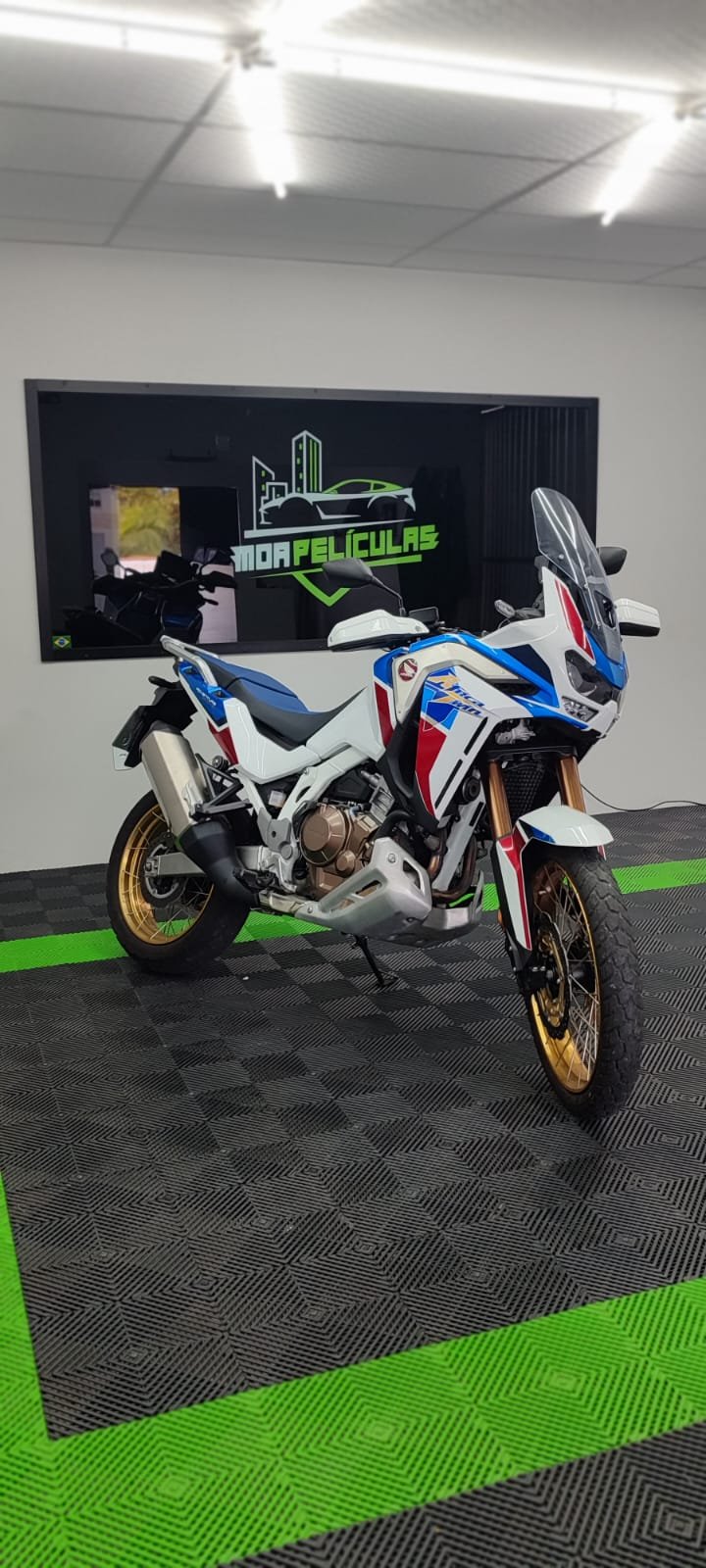 Proteção PPF instalada em moto BRANCA