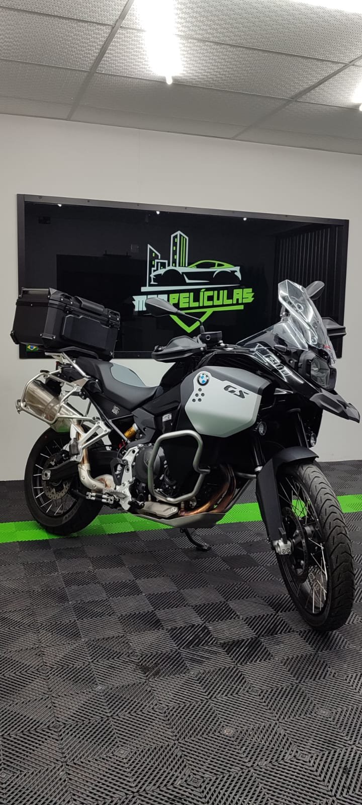 Proteção PPF instalada em moto PRATA